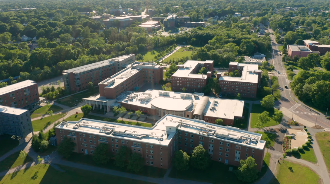 Estudante brasileiro é acusado de enviar dezenas de mensagens íntimas para funcionária de universidade em Massachusetts