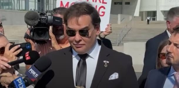 Filho de brasileiros e ex-Deputado dos EUA, George Santos é banido para sempre de plataforma após lucrar com aposta sobr
