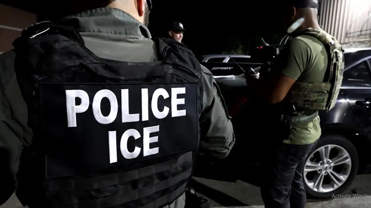 Agente do ICE passa à custódia federal após acusação de declarações falsas