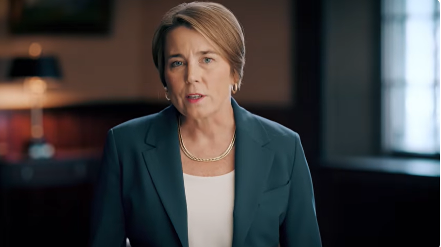 Imigração vira foco da disputa pelo governo de Massachusetts após Healey intensificar críticas ao ICE