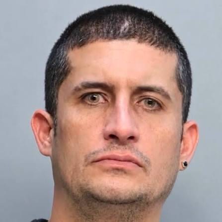 Homem é preso em Miami-Dade acusado de se passar por agente do ICE para exigir dinheiro e ameaçar comerciante