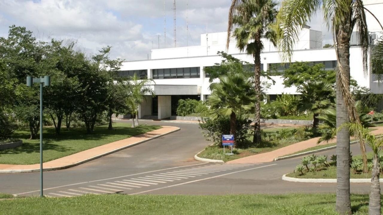 Embaixada e consulados dos EUA retomam atendimento no Brasil após ameaça