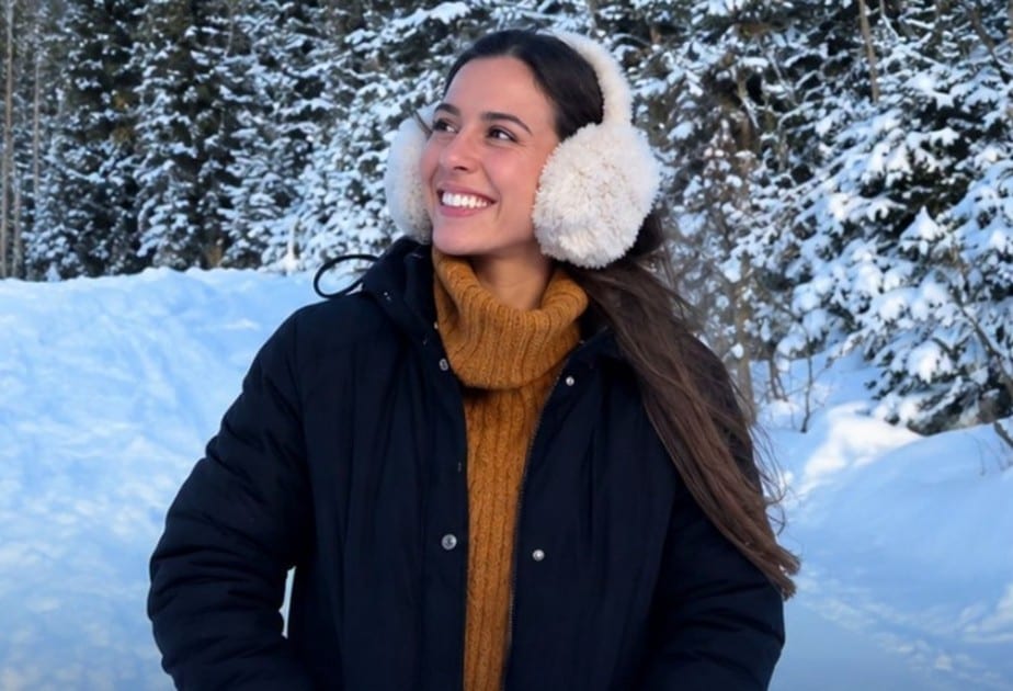 Atriz brasileira está detida pelo ICE há mais de um mês após ser abordada em aeroporto de Los Angeles