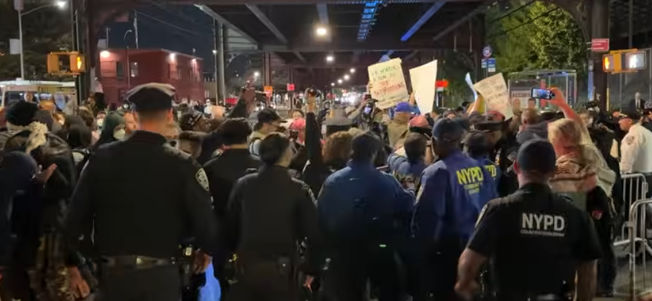 Sete disparos e uma criança no carro: prefeito exige o fim do ice após ação no bronx