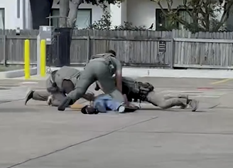 Agentes do ICE imobilizam homem no chão durante operação em posto de gasolina no Texas e assustam clientes