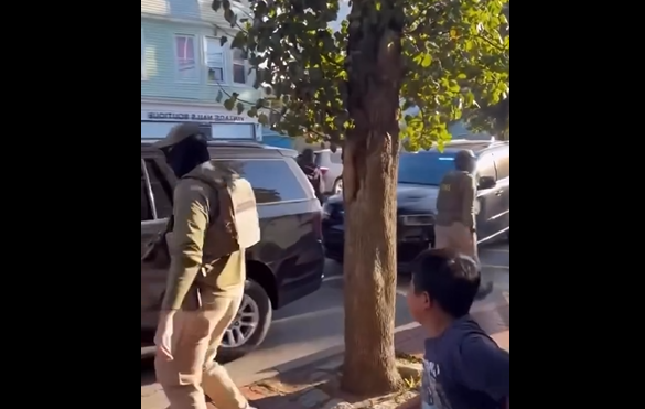 Menino cai no choro ao ver pai ser detido por agentes de imigração nos Estados Unidos