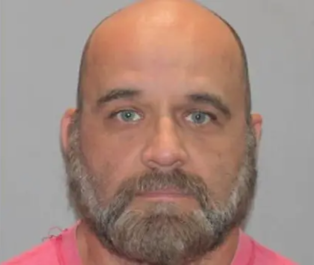 Homem de 55 anos é acusado de instalar câmera escondida em banheiro e gravar vítimas, incluindo menores, em Massachusett