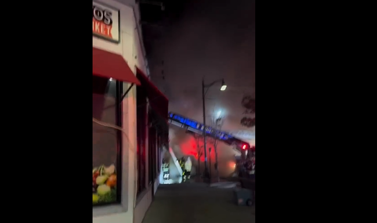 Incêndio de grandes proporções atinge restaurante brasileiro e outros estabelecimentos em Somerville, Massachusetts