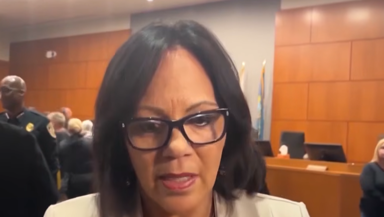 Prefeita de Kissimmee é presa sob acusação de fraude em auxílio da Covid-19