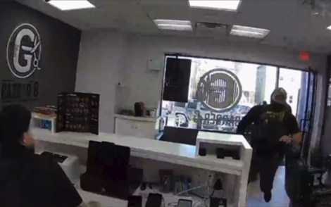 Agentes de imigração entram em barbearia brasileira durante perseguição em Newark e provocam momentos de tensão
