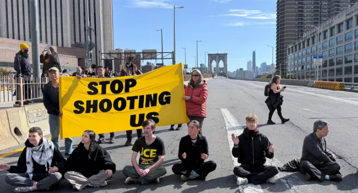 Protesto contra o ICE bloqueia Ponte do Brooklyn e termina com 14 detidos