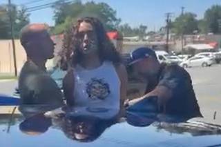 Brasileira transgênero é presa de forma violenta por agentes de imigração nos EUA e levada a prisão masculina